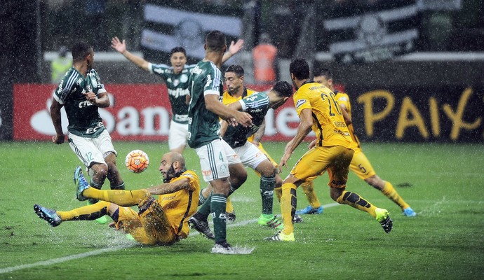 Bom ou ruim? Veja como chuva pode mudar jogo do Palmeiras em Rosario