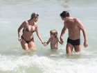 Danielle Winits tem dia de praia com namorado e filho