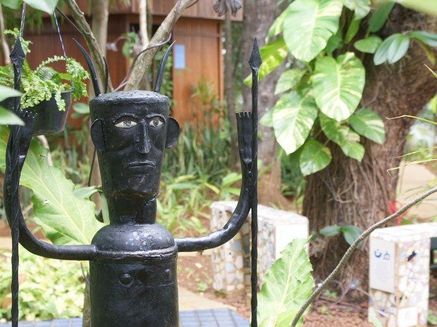 Escultura de Exu, orixá da comunicação, que fica no jardim da Casa do Rio Vermelho, em Salvador (Foto: Egi Santana/ G1 BA)
