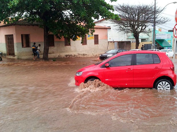 G1 - Em 2h, Chuva Alaga Ruas E Arrasta Carros Em Vitória Da Conquista ...