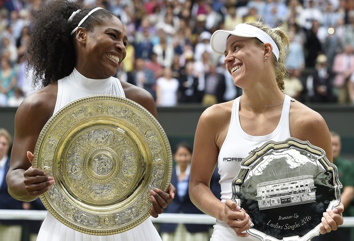 Serena Williams e Angelique Kerber com troféus de campeã e vice (Foto: EFE/EPA/FACUNDO ARRIZABALAGA)