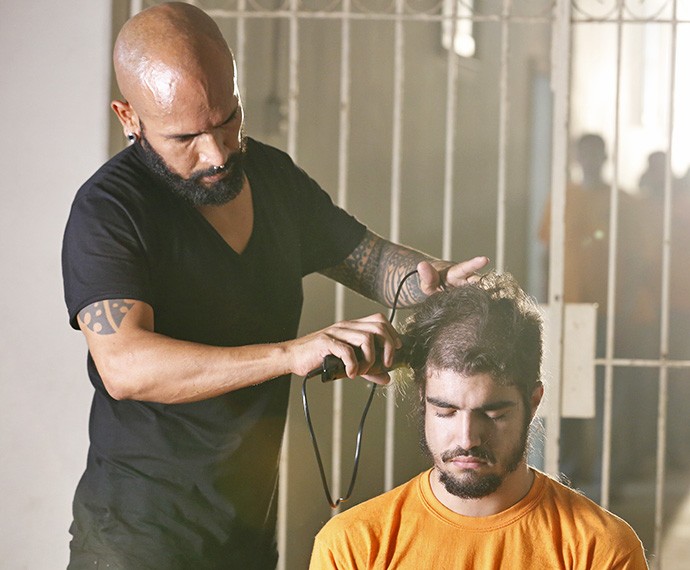 Na pele de Grego, o ator se manteve sério enquanto o corte era feito (Foto: Ellen Soares/Gshow) Na pele de Grego, o ator se manteve sério enquanto o corte era feito (Foto: Ellen Soares/Gshow)