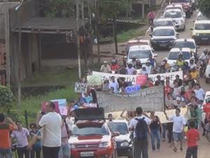 Moradores realizara protesto na sexta-feira para cobrar melhorias em BR (Foto: Cassio Albuquerque/G1)