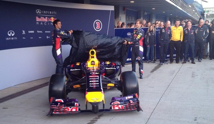 Pouco antes do início dos testes, Sebastian Vettel e Daniel Ricciardo revelam o RB10 (Foto: Divulgação)