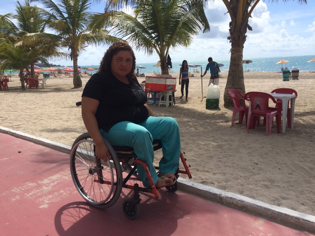 Rosiana Alves diz que nem lembra a ultima vez que conseguiu tomar um banho de mar (Foto: Michelle Farias/G1)