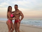 Felipe Franco posa com Juju Salimeni em dia de praia