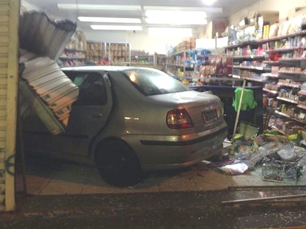 Carro destruiu parte da loja de doces em Botucatu (Foto: Cedida/Jornal Acontece Botucatu)