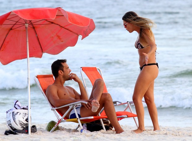 Lívia Lemos com amigo na praia (Foto: Henrique Oliveira / FotoRioNews)