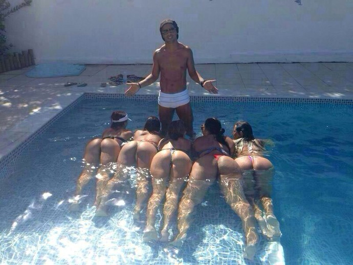 Ronaldinho Gaucho piscina (Foto: Reproduo)