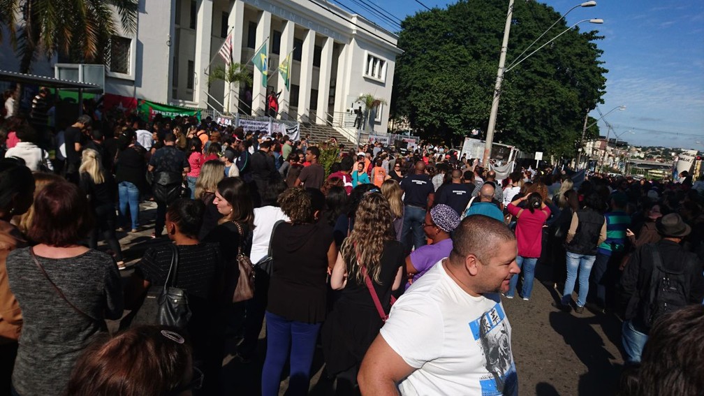 Manifestantes se reúnem em frente à Câmara Municipal de Bauru (Foto: Renata Marconi / G1)
