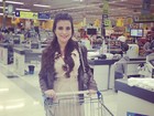 Ex-BBB Kamilla encarna a dona de casa e faz compra em supermercado