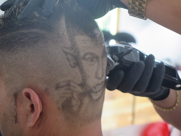 Nariko desenha o jogador Neymar no cabelo do cliente (Foto: Mariane Rossi/G1) Nariko desenha o jogador Neymar no cabelo do cliente (Foto: Mariane Rossi/G1)