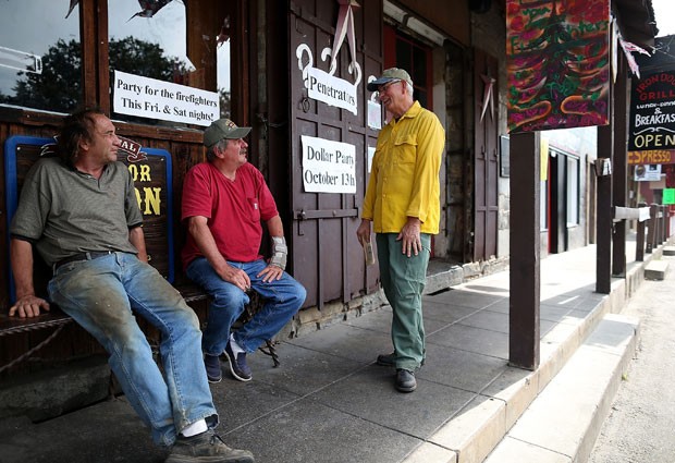 Moradores na porta do saloon (Foto: Justin Sullivan/Getty Images/AFP)
