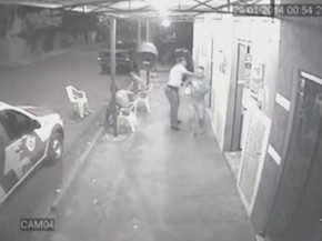 Imagem mostra policial agredindo homem em bar (Foto: Reprodução/TV TEM)