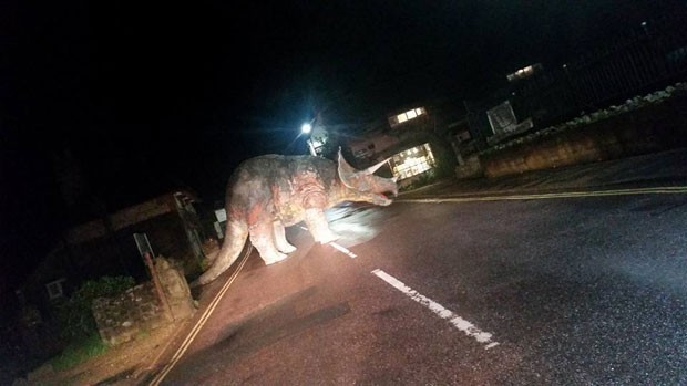 Escultura de um dinossauro tricerátopo de 7,6 metros foi deixada bloqueando rua na Inglaterra (Foto: Reprodução/Facebook/Chris Hollingshead )