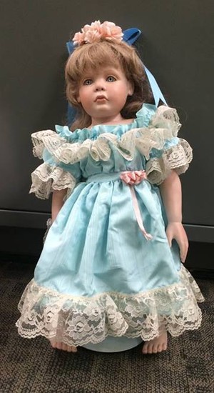 Misteriosas bonecas foram deixadas na porta da casa das meninas (Foto: Divulgação / Orange County Sheriff’s Department)