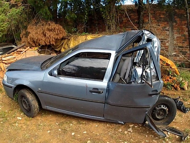 Veículo em que vítima estava ficou destruído após colisão em São João da Boa Vista (Foto: Arthur Santos/arquivo pessoal)