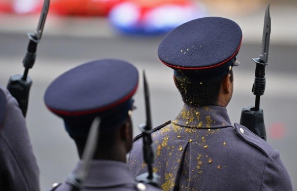 O soldado se manteve imóvel apesar do desconforto