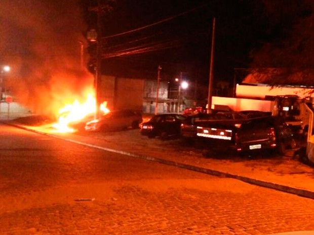 Carros foram incendiados em delegacia de Conceição do Coité (Foto: Calila Notícias)