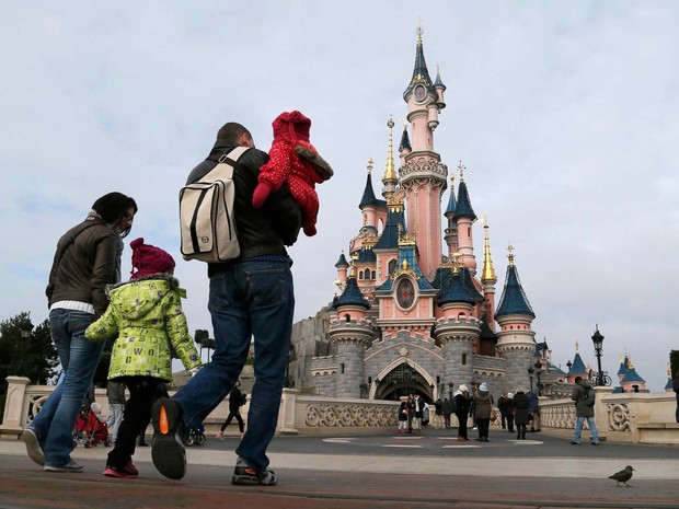 Imagem de arquivo mostra turistas caminhando no parque Disneyland Paris, na região da capital francesa (Foto: REUTERS/Gonzalo Fuentes/Files)