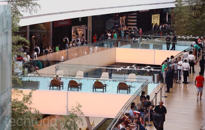 Na manhã de sábado, a fila para a Apple Store já dava a volta em toda a estrutura do segundo andar (Foto: Allan Melo / TechTudo) Na manhã de sábado, a fila para a Apple Store já dava a volta em toda a estrutura do segundo andar (Foto: Allan Melo / TechTudo)
