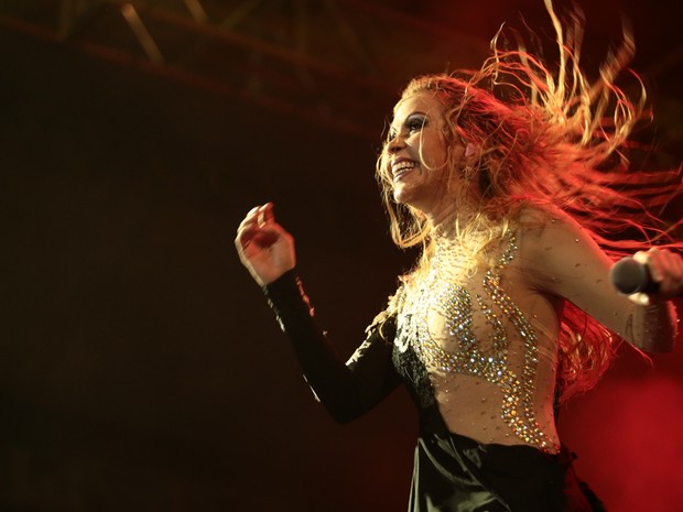 Animada, Joelma faz apresentação em Maceió (Foto: Jonathan Lins/G1)