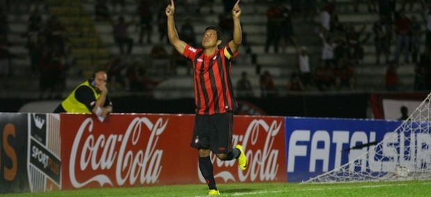 Marcinho, meia do Atlético-PR, na VIla Capanema (Foto: Roberto Souza/Site Oficial do Atlético-PR)