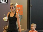 Luiza Valdetaro passeia com a filha em shopping do Rio