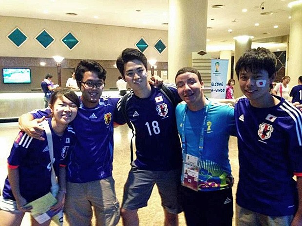 Conhecer pessoas, como os torcedores japoneses, foi um bônus do trabalho voluntário, afirma Rogério [segundo da direita para esquerda] (Foto: Rogério Holanda / Acervo pessoal)