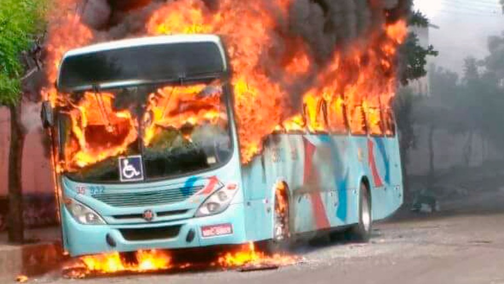 Primeiro ataque a ônibus desta quinta-feira ocorreu por volta das 8h30 no Bairro Vila Velha (Foto: Arquivo pessoal)