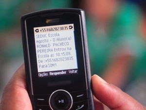 Pais recebem mensagem de texto com informações sobre a presença dos filhos (Foto: Divulgação / Ascom)