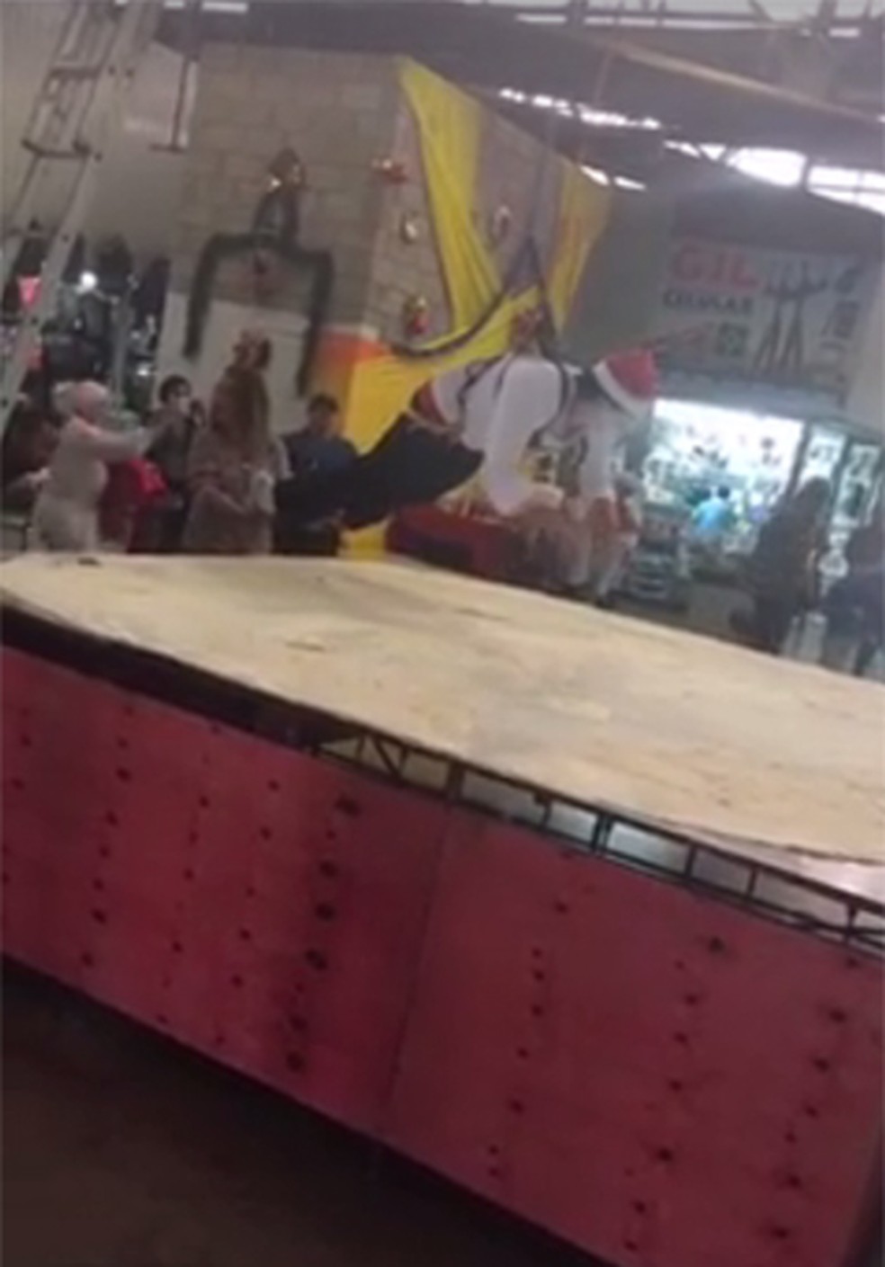 Pizzaiolo montado em equipamento de rapel para confeccionar pizza gigante (Foto: Arquivo Pessoal)