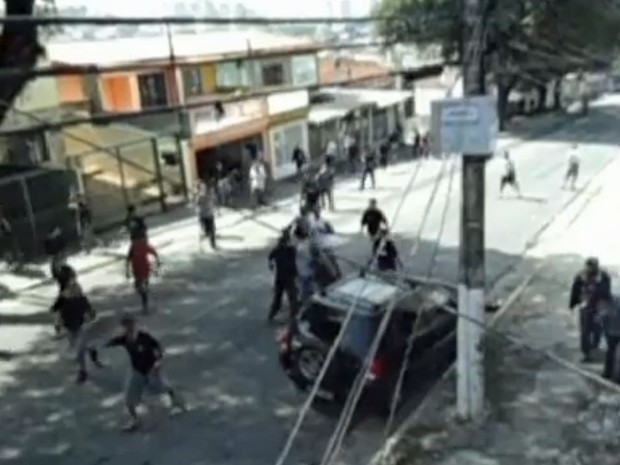 Briga entre torcidas aconteceu em avenida da Zona Norte de São Paulo em 2012 (Foto: TV Globo/Reprodução)