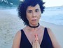 Cláudia Alencar faz alongamento e 'saudação ao Sol' em praia no Rio