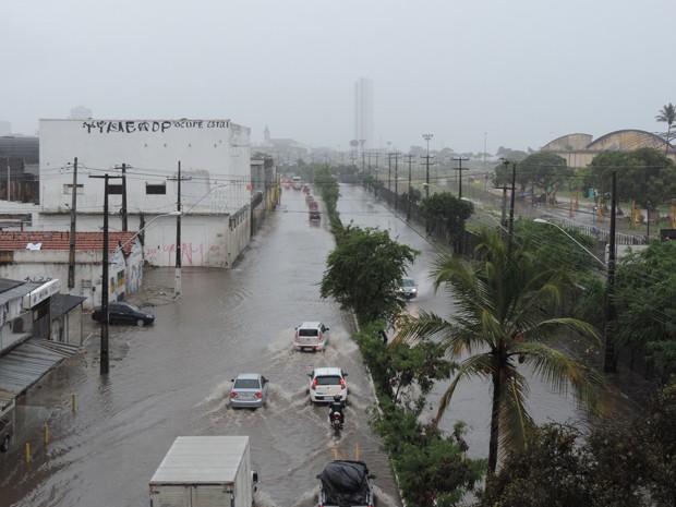 Quem trafega pela Avenida Sul deve ter cuidado com os pontos de algamento (Foto: Katherine Coutinho/G1)