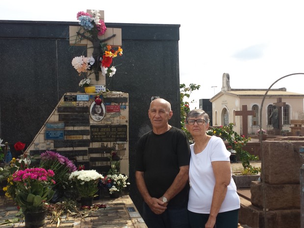 Pedro durante uma visita no túmulo de Maria Jandira (Foto: Arlete Moraes/ G1)
