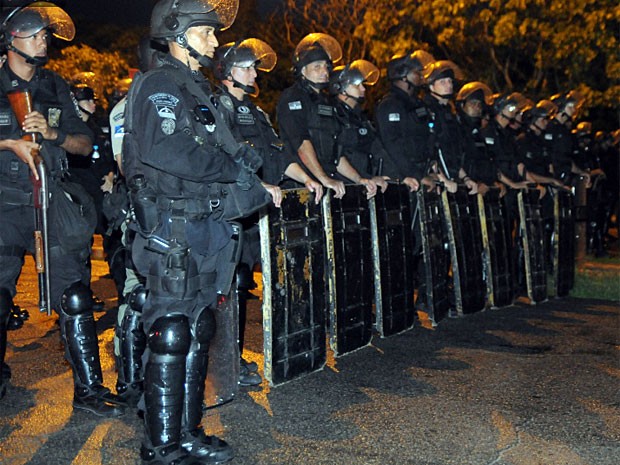 Policiais militares que participaram do bloqueio à sede do governo de PE estavam armados (Foto: Rafaella Torres / G1)