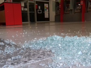 Agência do banco Santander da Conde da Boa Vista é arrombada (Foto: Everaldo Silva/TV Globo)