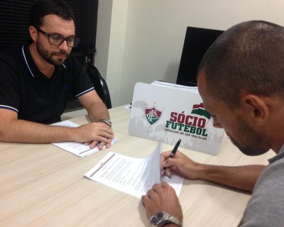 Diego Cavalieri assina contrato Flu (Foto: Divulgação/FluminenseFC)