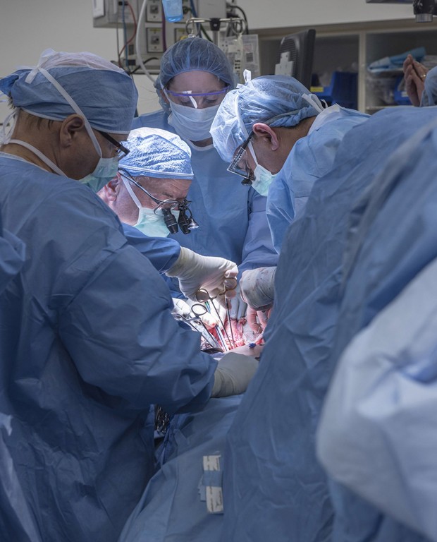  Médicos realizam o primeiro transplante de útero dos Estados Unidos em uma paciente de 26 anos  na Clíniva Cleveland, em Ohio, no dia 24 de fevereiro  (Foto: Reuters/Cleveland Clinic)