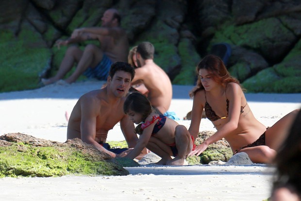 Cauã Reymond com namorada e filha na praia (Foto: Dilson Silva / Agnews)