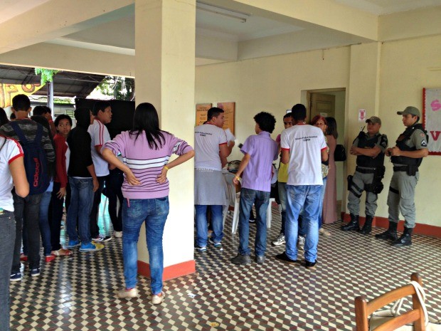 Policiamento foi reforçado na escola de Rio Branco  (Foto: Iryá Rodrigues/G1)