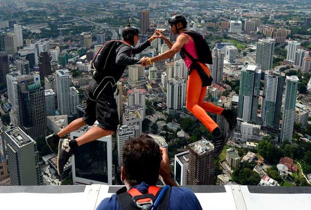 Aurelien Chatard (esq.) e Florian Pays pulam da torre, em uma queda de 421 metros (Foto: AFP)