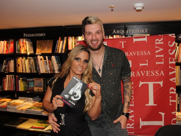 Taty Princesa com o ex-BBB Cássio em lançamento de livro no Rio (Foto: Marcello Sá Barreto/ Ag. News)