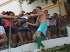 Atores são 'agarrados' por fãs durante partida de futebol beneficente