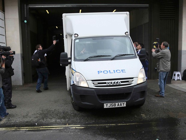 Veículo da polícia sai de tribunal de Londres neste sábado (18) transportando Thomas Mair, suspeito de matar a parlamentar Jo Cox  (Foto: Reuters/Neil Hall)