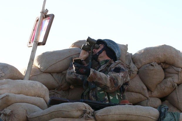 Combatente curdo usa binóculo durante ofensiva contra o Estado Islâmico em Sinjar nesta quinta-feira (12) (Foto: Ari Jalal/Reuters) Combatente curdo usa binóculo durante ofensiva contra o Estado Islâmico em Sinjar nesta quinta-feira (12) (Foto: Ari Jalal/Reuters)