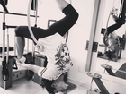 Grávida, Juliana Knust mostra elasticidade praticando pilates