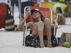 De biquininho, Lizi Benites curte praia no Rio