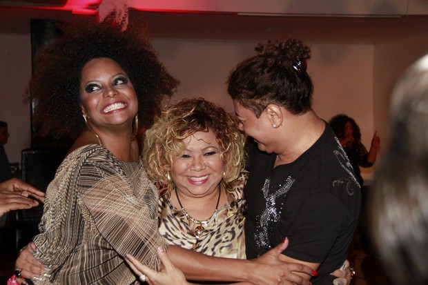 Alcione com Adriana Bombom e David Brazil em festa de aniversário da cantora no Rio (Foto: Isac Luz/ EGO)